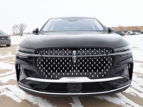 Used 2025 Lincoln Nautilus Premier image 2