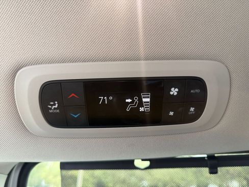 Used 2023 Chrysler Pacifica Touring-L image 17