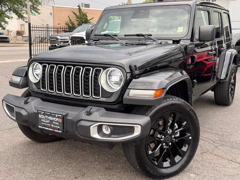 Used 2025 Jeep Wrangler Unlimited Sahara w/ Safety Group AWD/4WD image 3