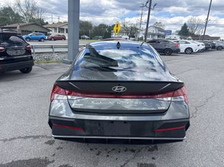 Used 2025 Hyundai Elantra SEL FWD video 4