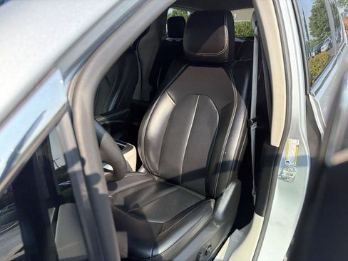 Used 2023 Chrysler Pacifica Touring-L FWD image 13