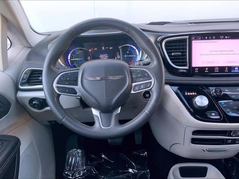 Used 2022 Chrysler Pacifica Touring-L image 13