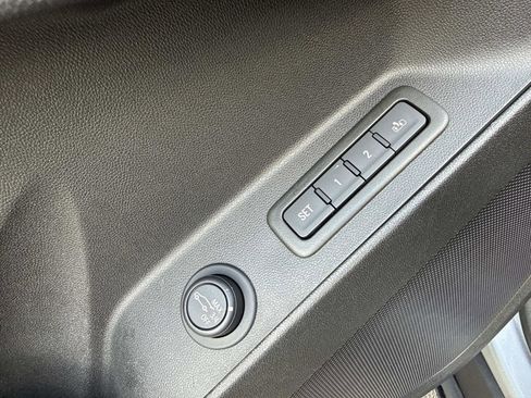 Used 2023 Chevrolet Equinox Premier FWD image 19