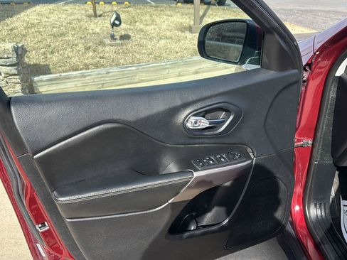 Used 2019 Jeep Cherokee Latitude w/ Popular Appearance Group FWD image 10