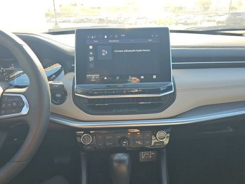 Used 2025 Jeep Compass Limited image 9