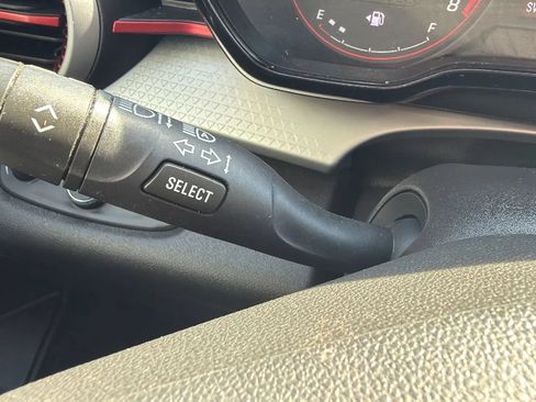Used 2025 Chevrolet Trax RS FWD image 14