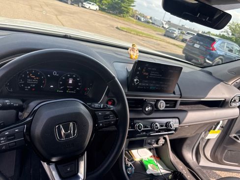 Used 2025 Honda Pilot Elite image 3