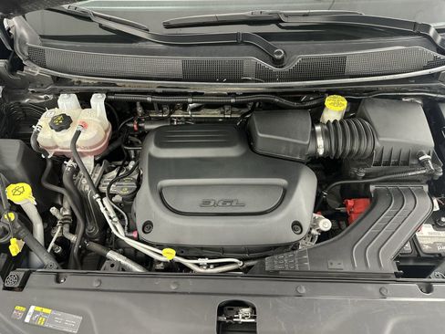 Used 2023 Chrysler Pacifica Touring-L image 32