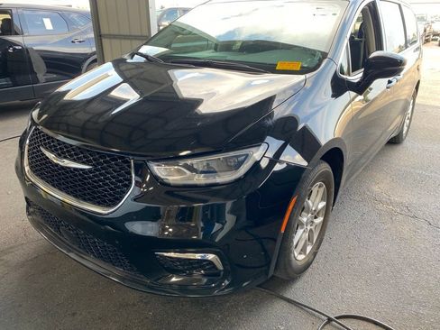 Used 2024 Chrysler Pacifica Touring-L FWD image 2