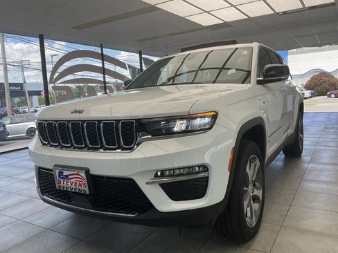 Used 2024 Jeep Grand Cherokee Limited 4xe image 3