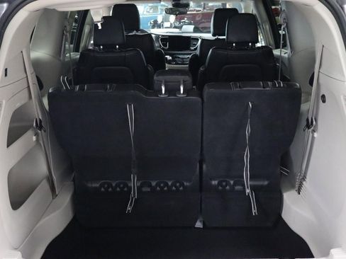 Used 2023 Chrysler Pacifica Touring-L FWD image 21