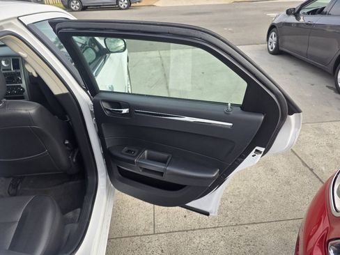 Used 2010 Chrysler 300 Touring RWD image 16