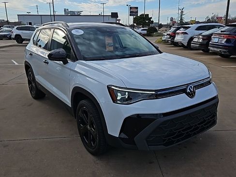 Used 2025 Volkswagen Taos SE image 3