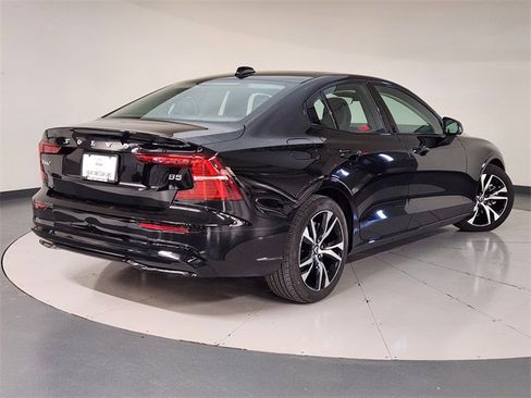 Used 2024 Volvo S60 B5 Core image 2