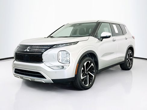 Used 2024 Mitsubishi Outlander SE AWD/4WD image 3