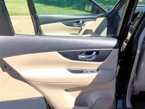 Used 2017 Nissan Rogue S image 11