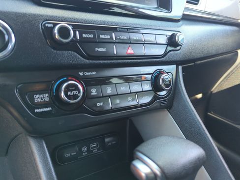 Used 2017 Kia Niro LX image 12