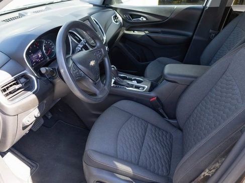 Used 2021 Chevrolet Equinox LT image 2