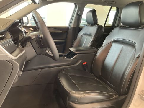 Used 2023 Jeep Grand Cherokee Limited image 10