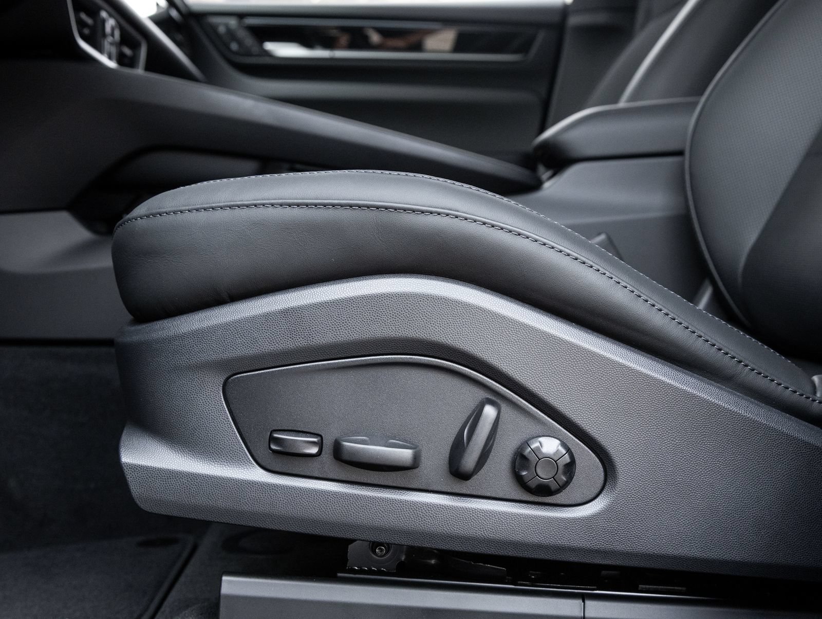 Certified 2026 Porsche Macan 4 Electric AWD/4WD image 23