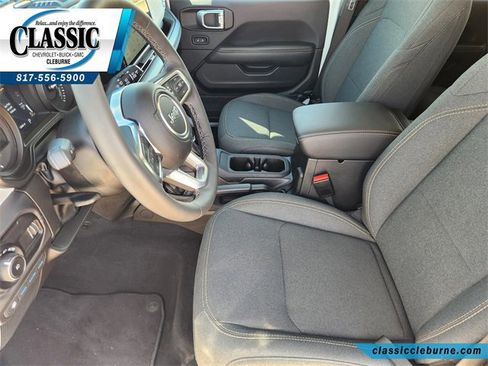 Used 2025 Jeep Wrangler Sahara image 13