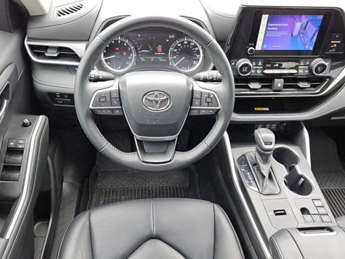 Used 2023 Toyota Highlander XLE FWD image 6