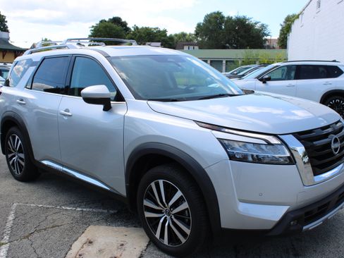 Certified 2023 Nissan Pathfinder Platinum AWD/4WD image 9