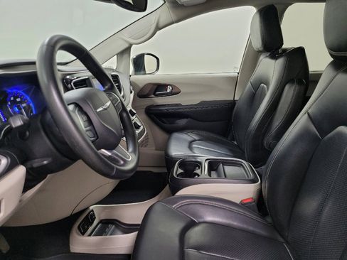 Used 2020 Chrysler Voyager Lxi FWD image 17
