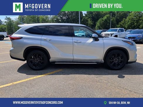 Used 2022 Toyota Highlander LE FWD image 8
