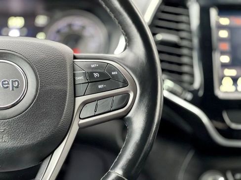 Used 2019 Jeep Cherokee Limited image 31