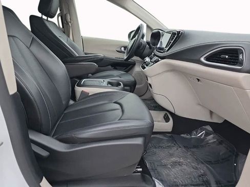 Used 2024 Chrysler Pacifica Limited FWD image 18