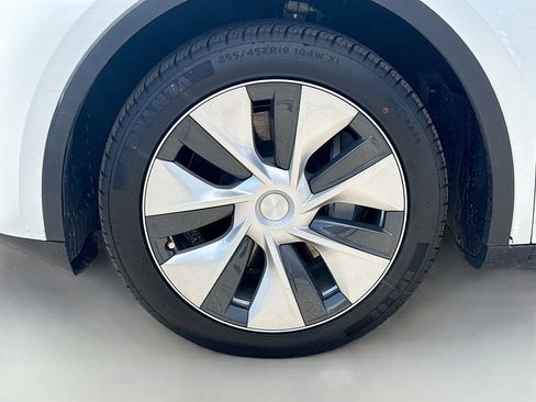Used 2024 Tesla Model Y Long Range image 31