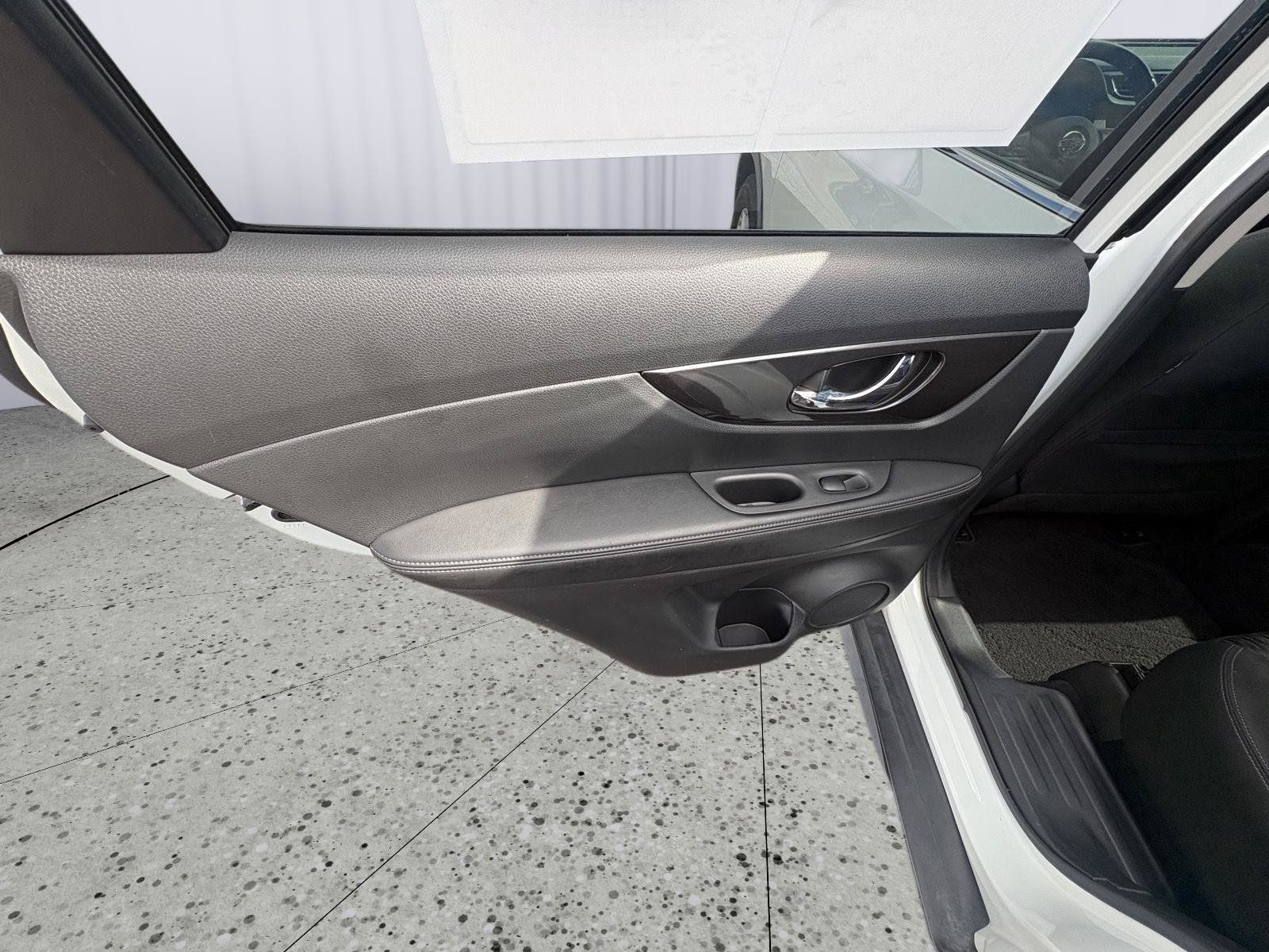 Used 2020 Nissan Rogue SV FWD image 19