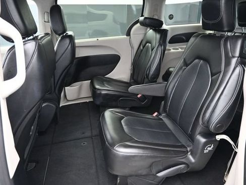Used 2023 Chrysler Pacifica Touring-L FWD image 15