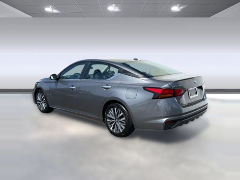 Used 2025 Nissan Altima 2.5 SV FWD image 3