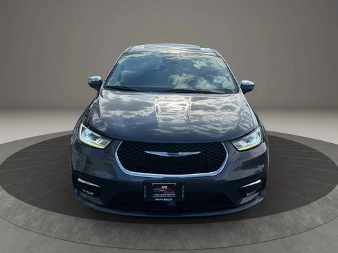Used 2023 Chrysler Pacifica Limited FWD image 4