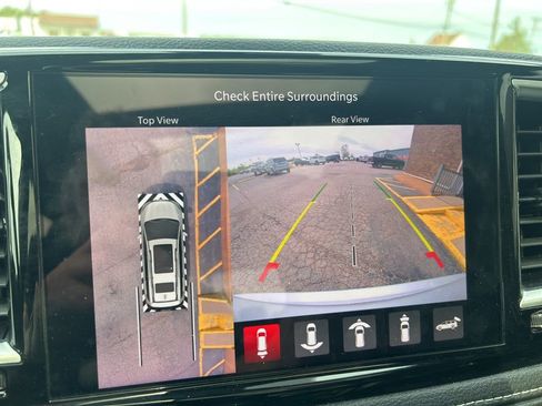 Used 2023 Chrysler Pacifica Limited w/ Uconnect Theater Family Group FWD image 32