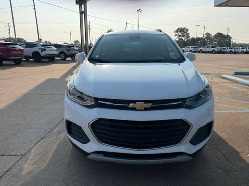 Used 2022 Chevrolet Trax LT w/ LT Convenience Package FWD image 2