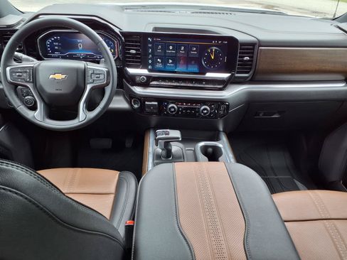 Used 2023 Chevrolet Silverado 1500 High Country w/ High Country Premium Package AWD/4WD image 9