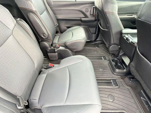 Used 2022 Toyota Sienna XSE FWD image 32