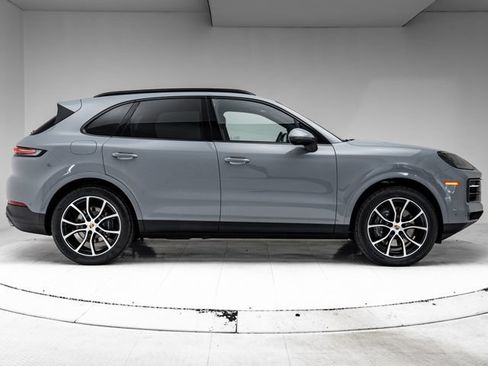 Certified 2025 Porsche Cayenne AWD/4WD image 32