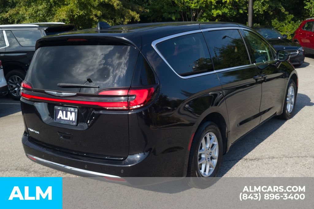 Used 2024 Chrysler Pacifica Touring-L FWD image 5