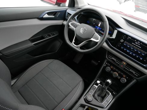 Certified 2024 Volkswagen Taos SE image 9