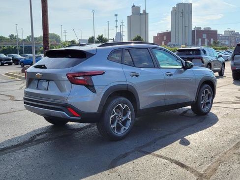 New 2026 Chevrolet Trax LT w/ LT Convenience Package FWD image 2