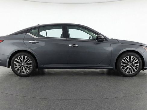 Used 2025 Nissan Altima 2.5 SV FWD image 11