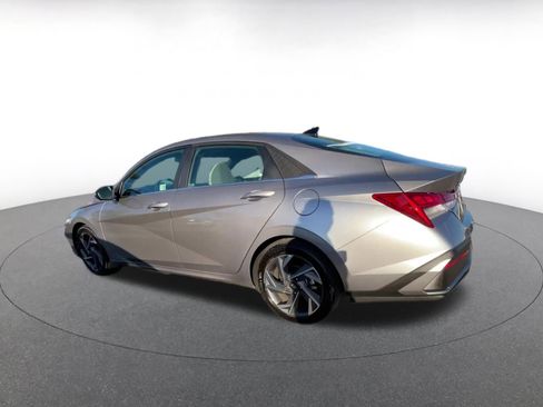 Used 2025 Hyundai Elantra Limited image 10