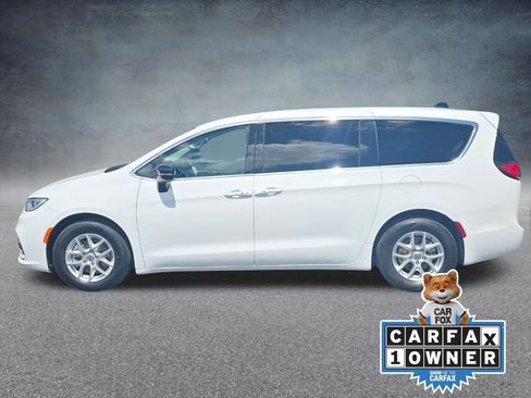 Used 2024 Chrysler Pacifica Touring-L FWD image 2