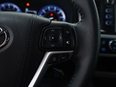 Used 2019 Toyota Highlander XLE image 29