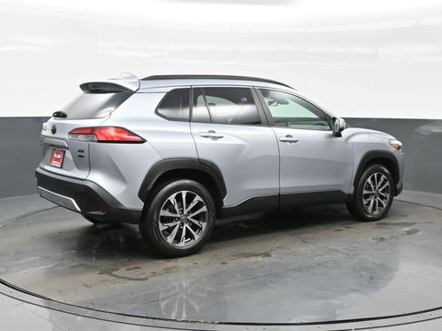 Used 2022 Toyota Corolla Cross XLE image 6