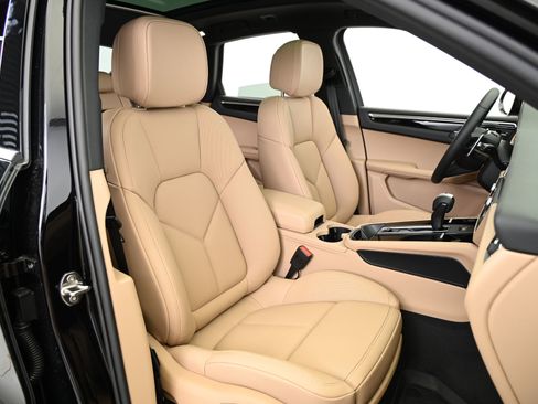 Used 2025 Porsche Macan image 29